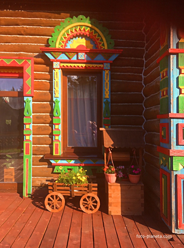 У входа в ресторан &quot;Чугунок&quot; туристического комплекса &quot;Миловка&quot;.