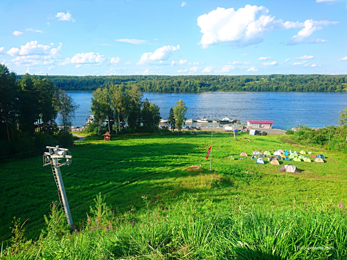 Склон к реке, а на самом деле - горнолыжная трасса возле туристического комплекса &quot;Миловка&quot;, становящегося зимой горнолыжной базой.
