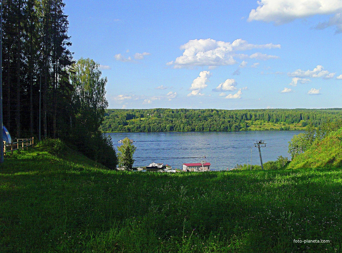 Склон к реке, а на самом деле - горнолыжная трасса возле туристического комплекса &quot;Миловка&quot;, становящегося зимой горнолыжной базой.
