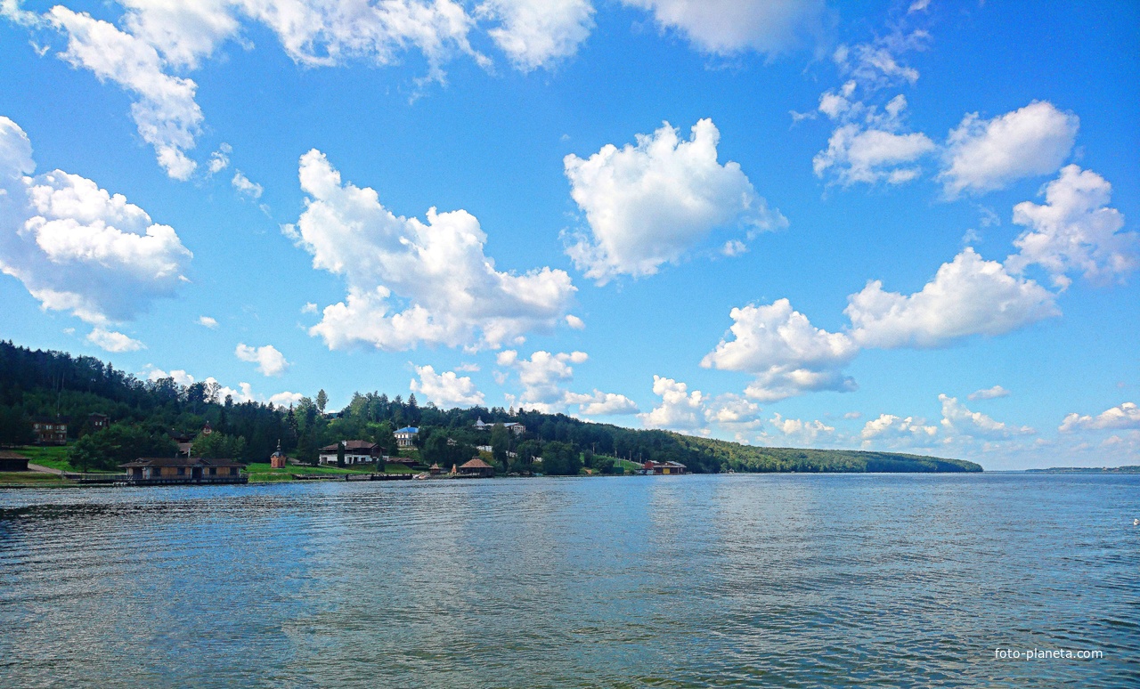 Побережье села. Слева - часовня Священномученика Димитрия и Святой мученицы Людмилы.
