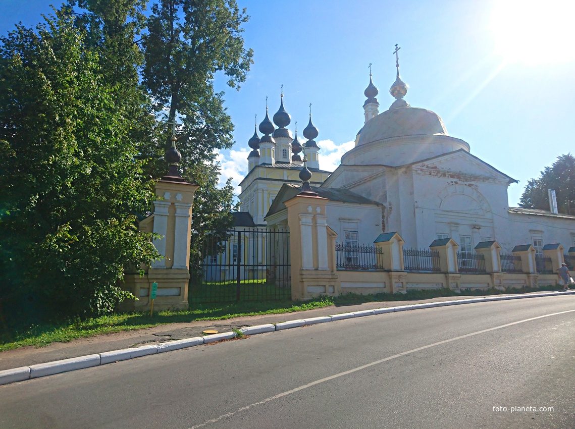 Храмовый комплекс церквей Троицы Живоначальной и Введения во храм Пресвятой Богородицы.