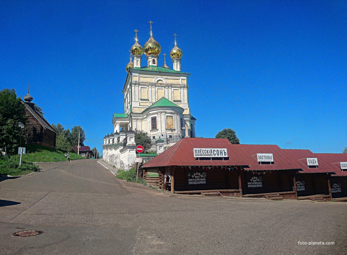 Торговая площадь и храм Воскресения Христова на улице Ленина.
