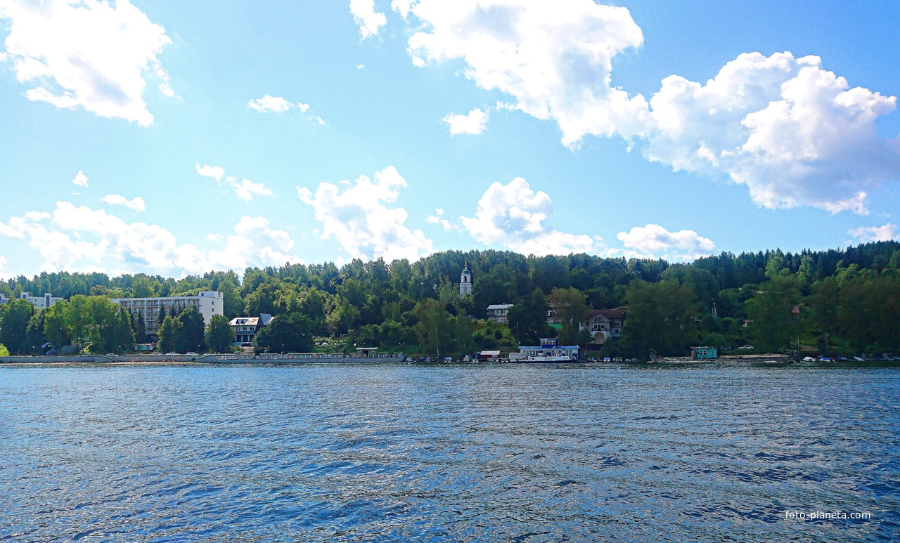 Городское побережье. Виднеются купола храма Преображения Господня.