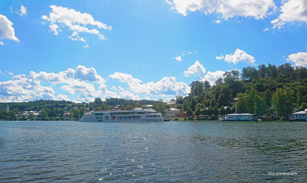 Городское побережье. Пассажирский круизный теплоход «Штандарт» на стоянке.