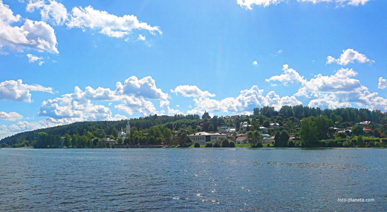 Городское побережье. В центре - крыша клётского храма Архангела Михаила, левее - храм Воскресения Христова.