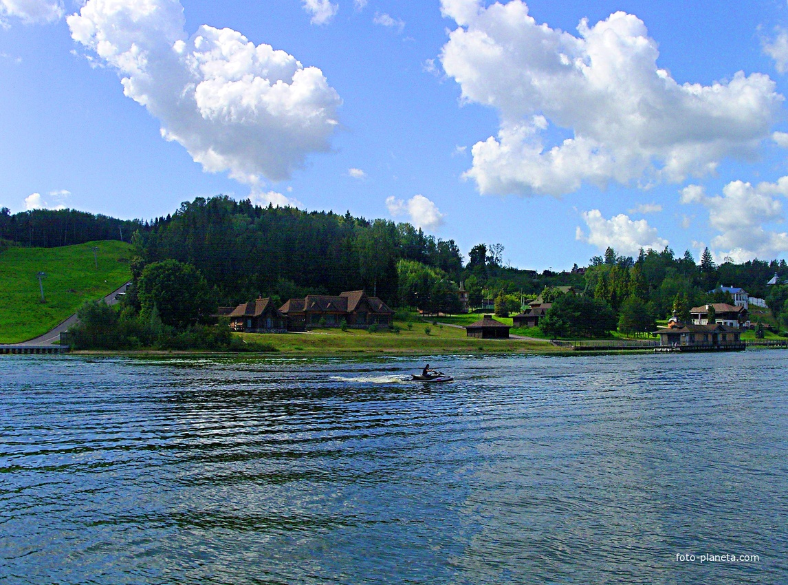 Побережье села. Слева - подъездная дорога к причалу.