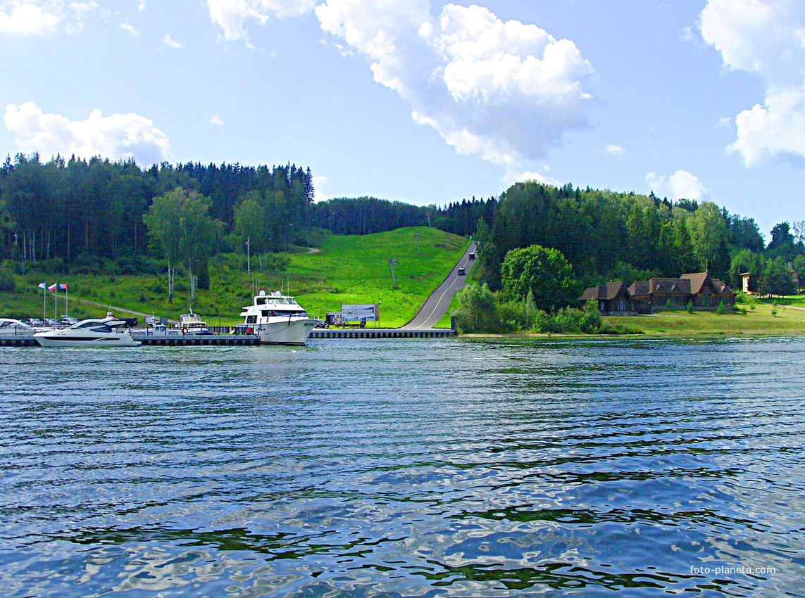 Причал в селе и подъездная дорога к причалу.