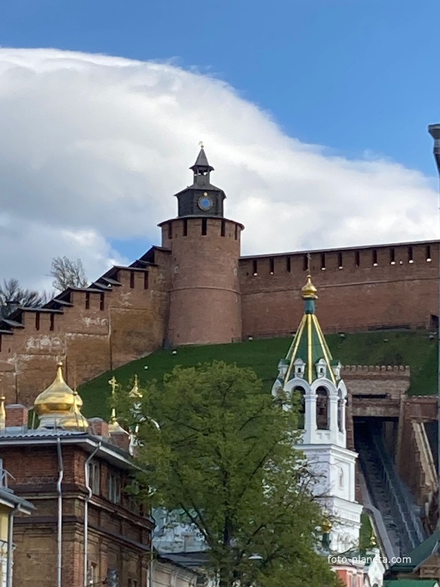 Вид на Часовую башню Кремля, Храм Рождества Иоанна Предтечи и Фуникулёр