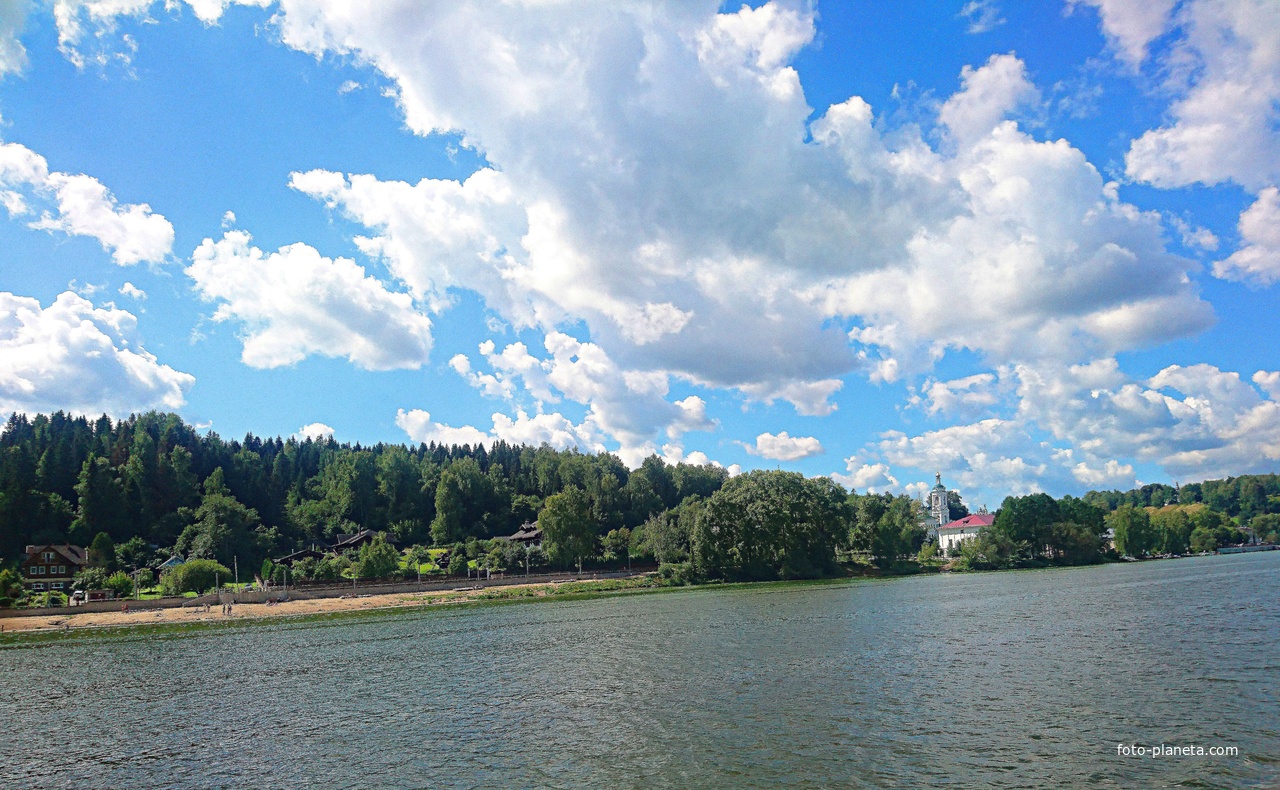 Городское побережье. Справа от центра - крест главки клётского храма Архангела Михаила, Поклонный крест на горе Левитана, далее - храм Варвары Великомученицы, купола и главки храма Троицы Живоначальной, шатёр колокольни Успенского храма.