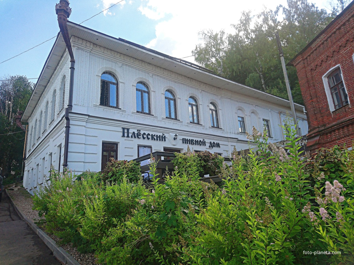 Плёсский пивной дом» — ресторан с собственной пивоварней, где варят несколько сортов пива.