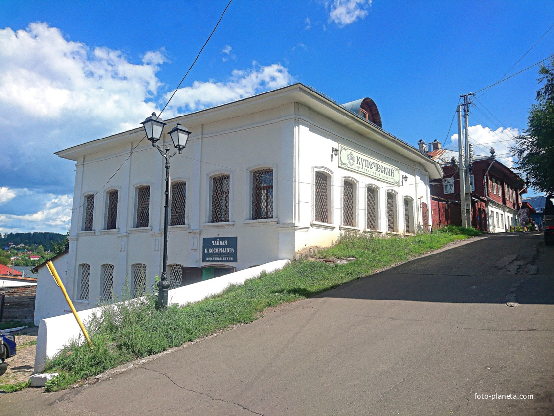 Купеческий торговый дом в начале Юрьевской улицы.