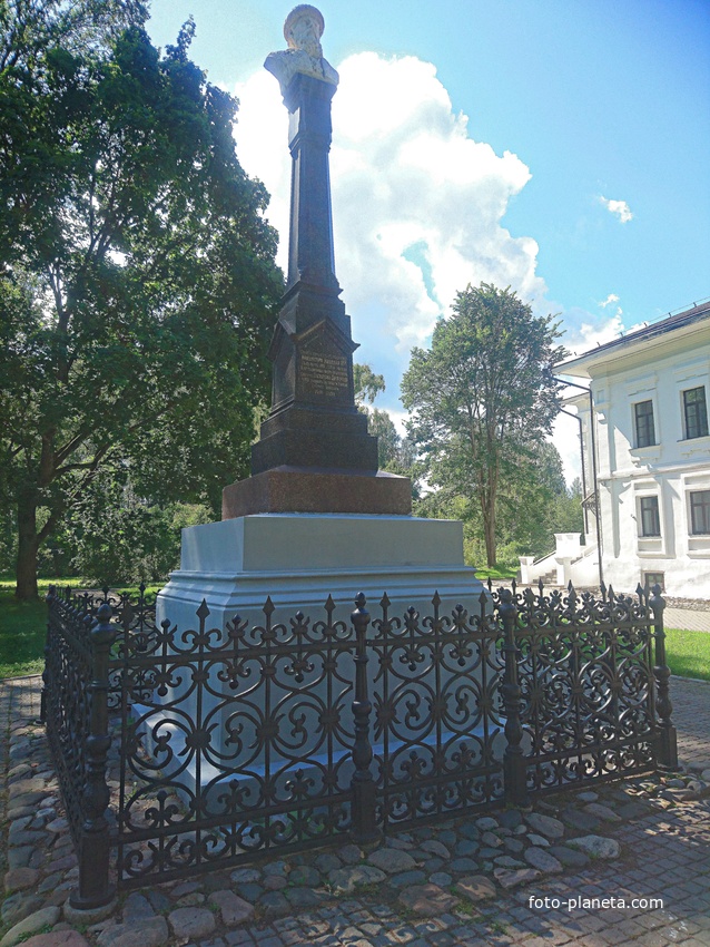 В 1910 г. – в память о вкладе великого князя Василия I в историю города, в ознаменование 500-летия возведения плёсской фортеции на вершине Соборной горы около Успенского собора установили первый в России памятник князю. Автор: скульптор С. С. Алешин.