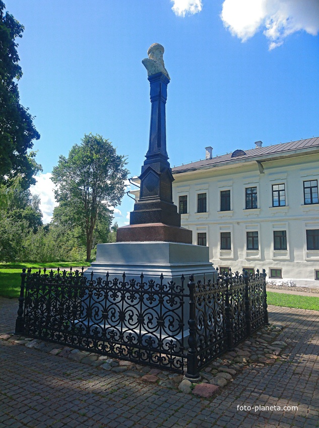 В 1910 г. – в память о вкладе великого князя Василия I в историю города, в ознаменование 500-летия возведения плёсской фортеции на вершине Соборной горы около Успенского собора установили первый в России памятник князю. Автор: скульптор С. С. Алешин.