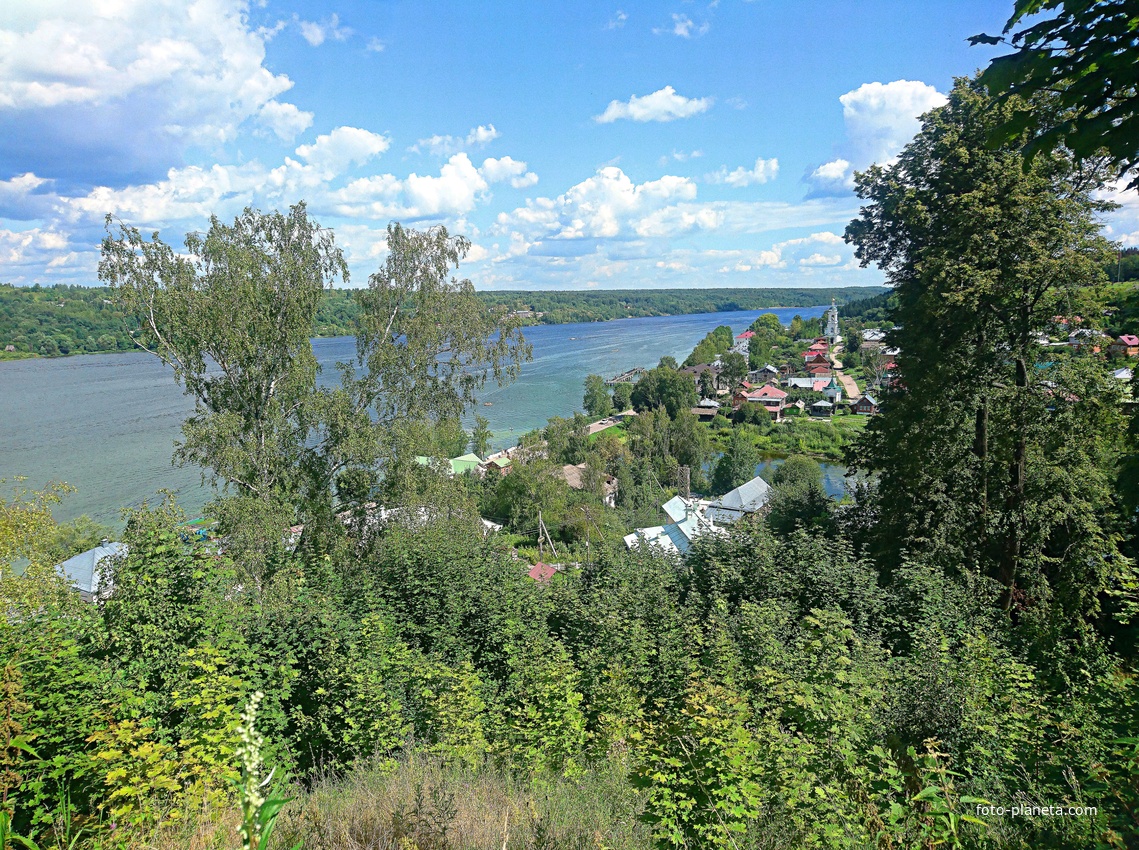 Вид с Соборной Горы на жилую застройку, храм Варвары Великомученицы и Волгу.