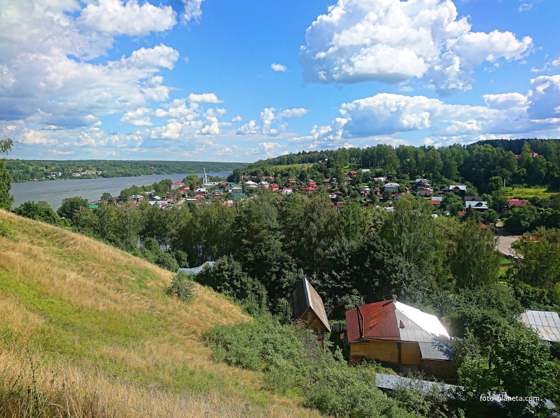 Вид с Соборной Горы на жилую застройку, храм Варвары Великомученицы и Волгу.