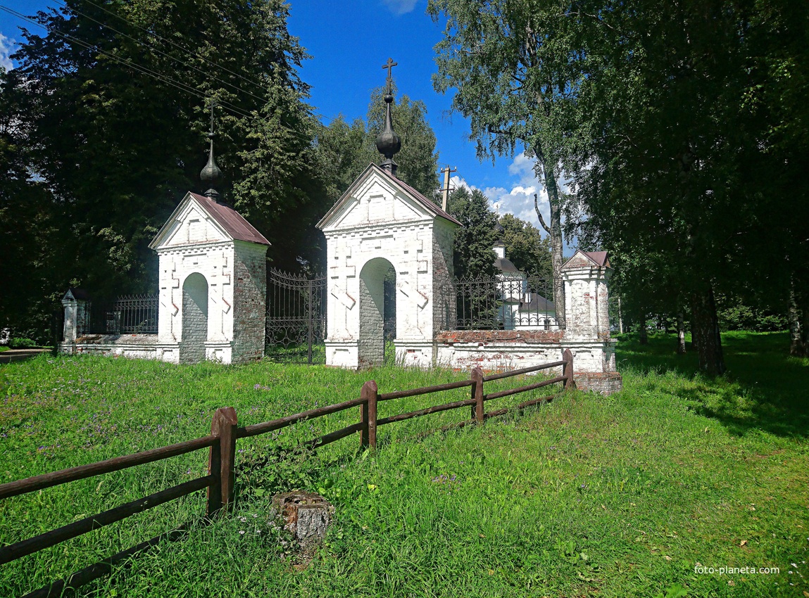 Кирпичные и побеленные входные ворота территории Собора Успения Пресвятой Богородицы представляют собой два пилона с арочными проходами, раздвинутые на ширину проезда. Пилоны завершены треугольными фронтонами с главками.