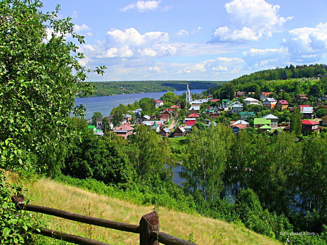 Вид с Соборной Горы на Волгу, её приток Шошонку, жилую застройку Плёса, храм Варвары Великомученицы и купол клётского храма Воскресения ХРИСТОВА .