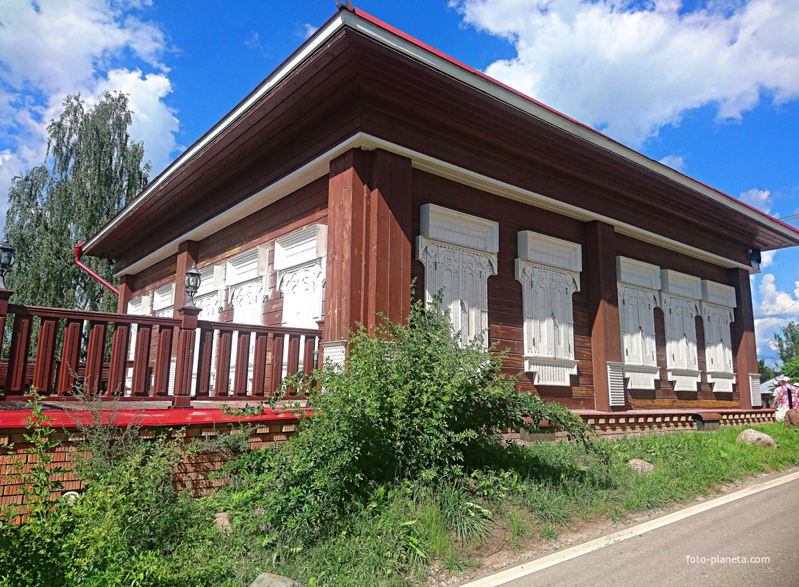 Провинциальная АРТгалерея-М (МУЗЕЙ ФАРФОРА, ЛАКОВ И ЖИВОПИСИ В ПЛЁСЕ). Улица Никольская, 20.