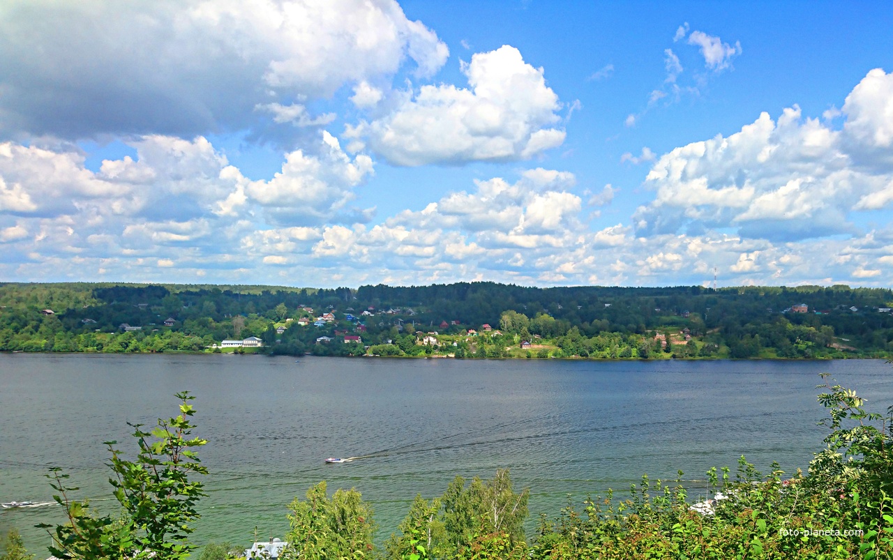 Панорама деревни. Вид через Волгу с Соборной горы Плёса.