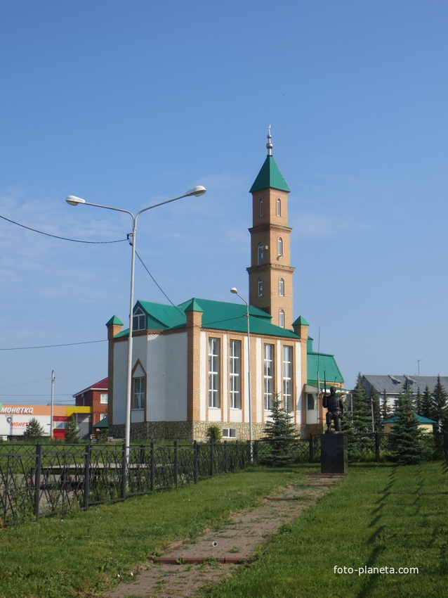 Мечеть и памятник Воинам-интернационалистам