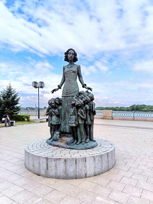 Женщина с детьми на набережной