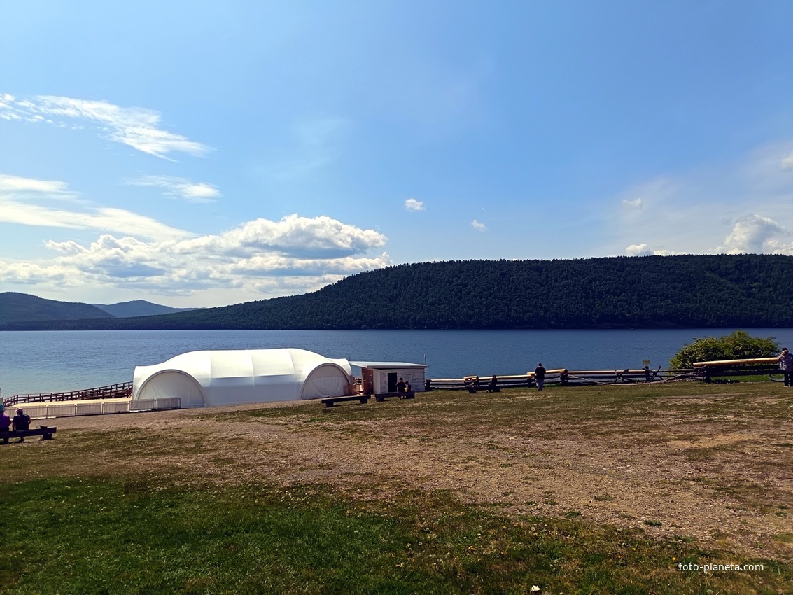 Река Ангара, протекающая мимо музея. Где-то там по той стороне находится затопленный участок КБЖД