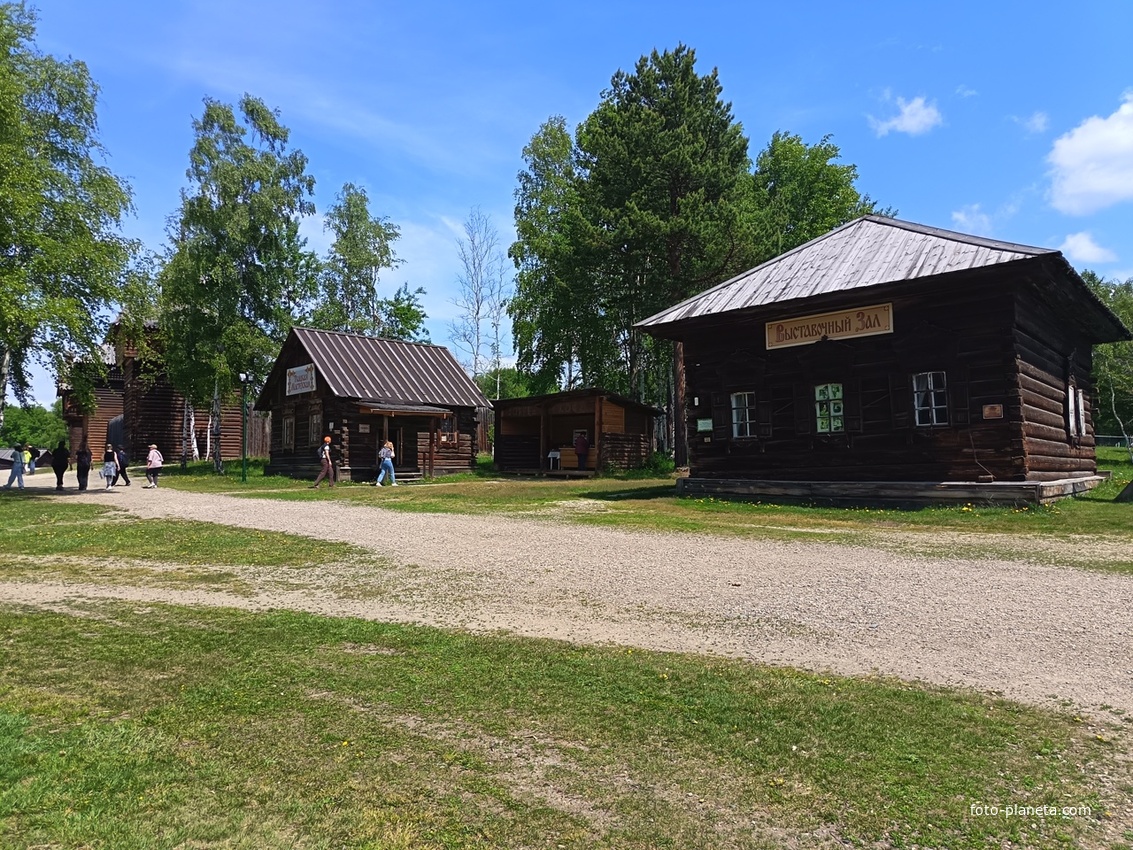 Многие из этих строений были спасены от затопления во время строительства Иркутской ГЭС