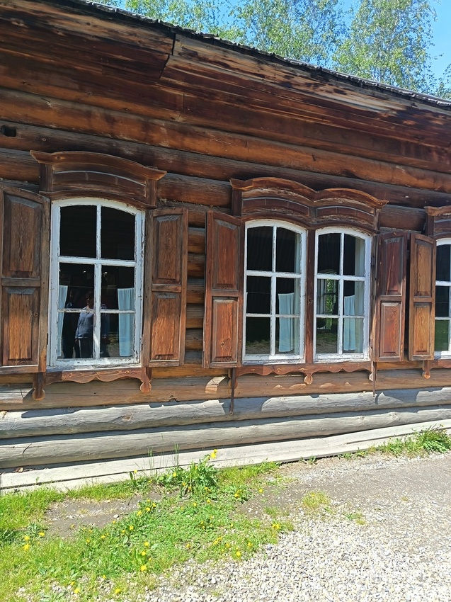 Нижним, темным бревнам зданий уже больше 350 лет