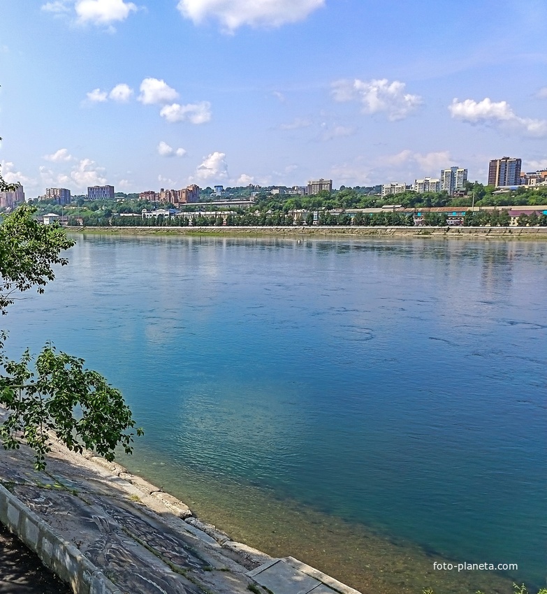 Воды Ангары сине-бирюзового цвета, как и самого Байкала