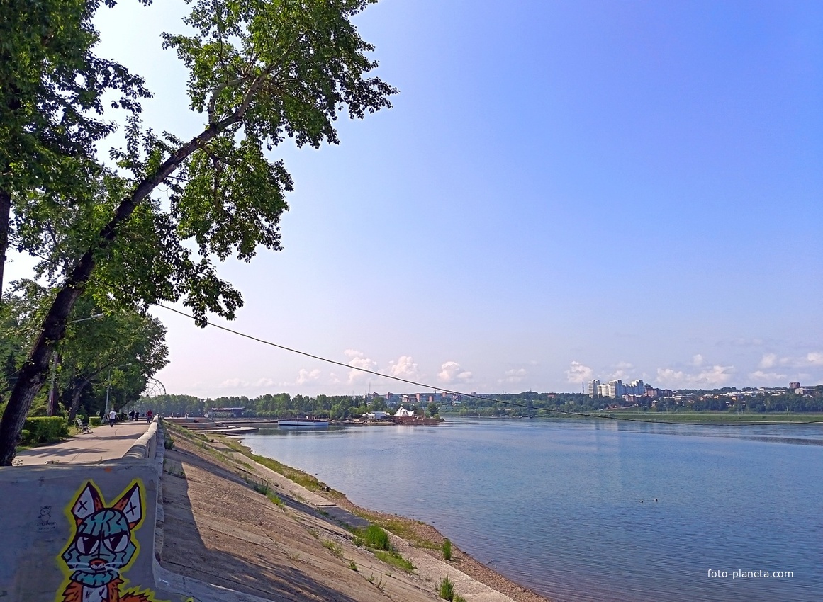 Набережная Ангары. Вдали виден городской парк на островах Юность и Конный