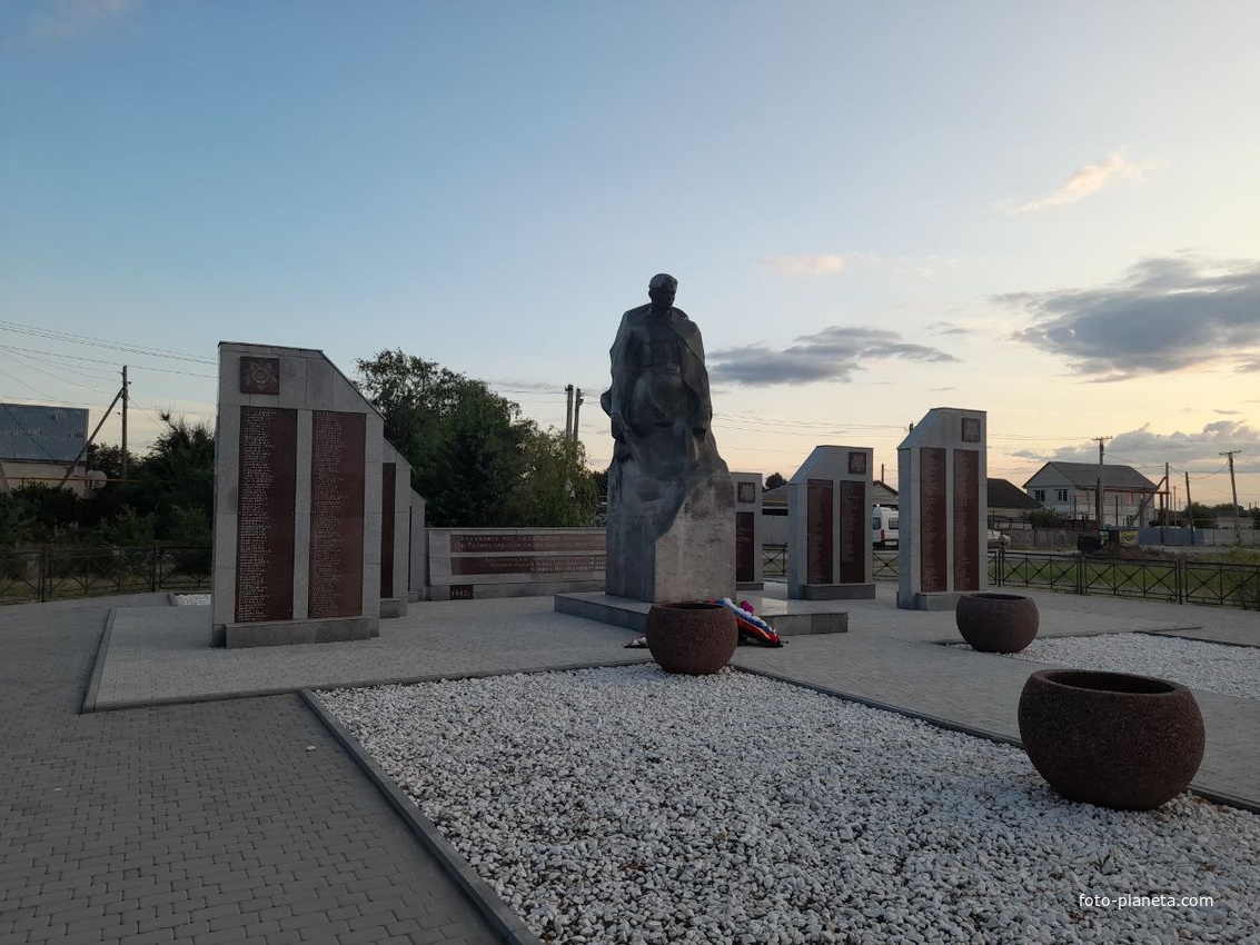 Братская могила Советских воинов, погибших в период Сталинградской битвы