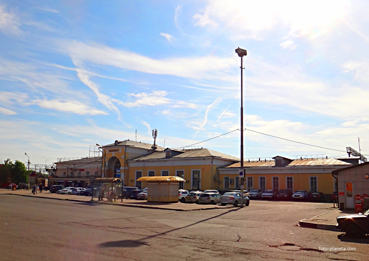 Железнодорожный вокзал на Привокзальной площади.