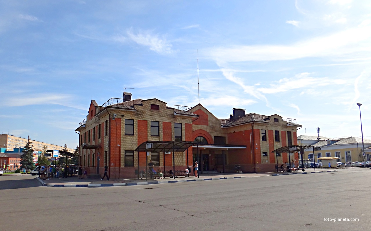 Здание автовокзала на Привокзальной площади с примыкающими перронами.