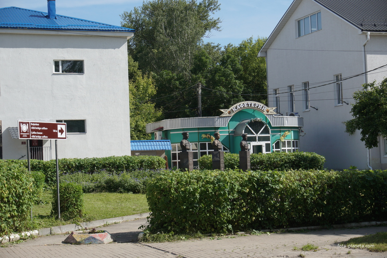 Памятники-бюсты бойцам 6 роты 104 полка 76-й дивизии ВДВ Бирюкова Владимира Ивановича, Коротеева Александра Владимировича, Шукаева Алексея Борисовича