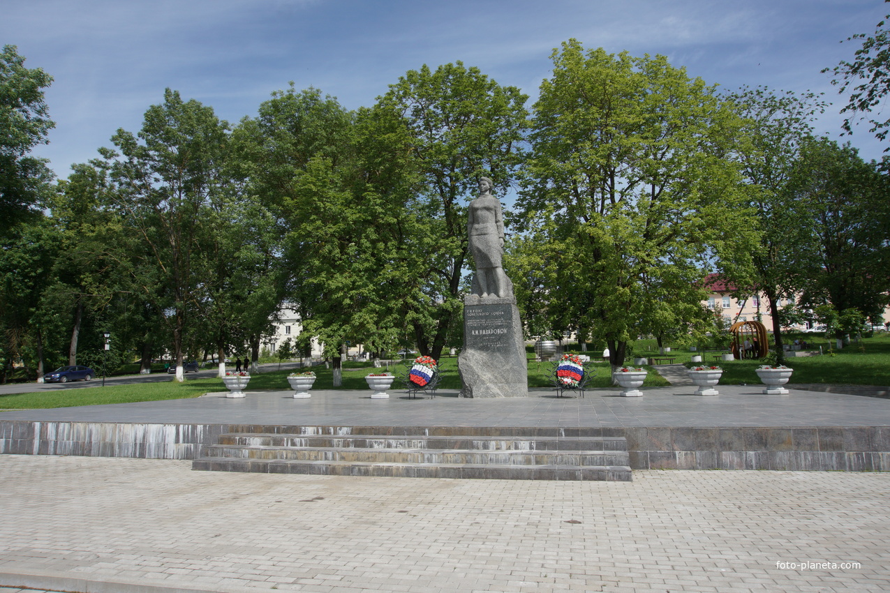 Памятник Герою Советского Союза Назаровой Клавдии Ивановне организатору и руководителю подпольной комсомольской организации в городе Остров