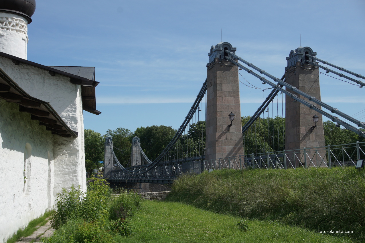 Мост через реку Великая в городе Остров