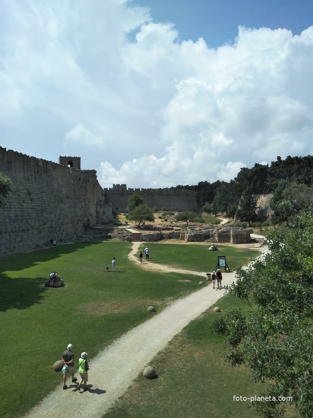 Греция - Остров Родос - У стен Родосской крепости (средневековой крепости рыцарей-госпитальеров)