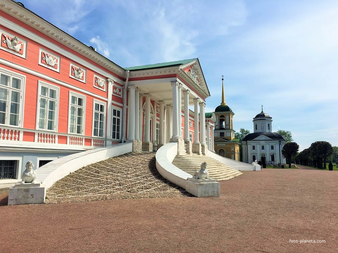 Вид на левый пандус Дворца и усадебную Церковь с Колокольней