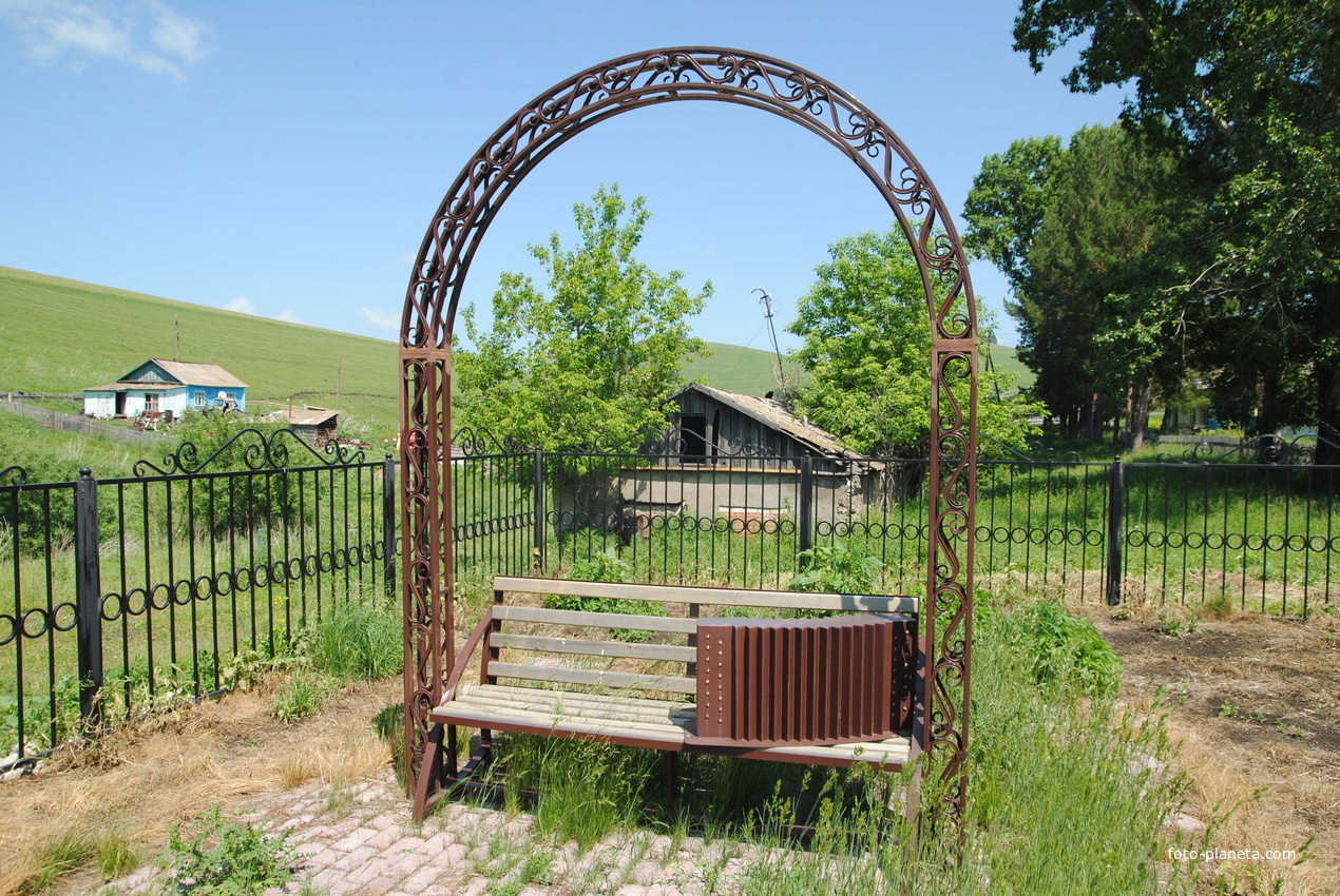 Памятник Советской деревне