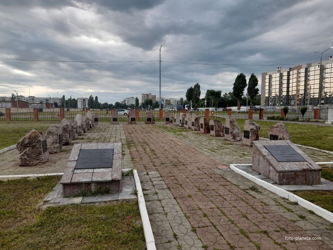 Памятные плиты с названием государств, где в боевых действиях участвовали граждане России