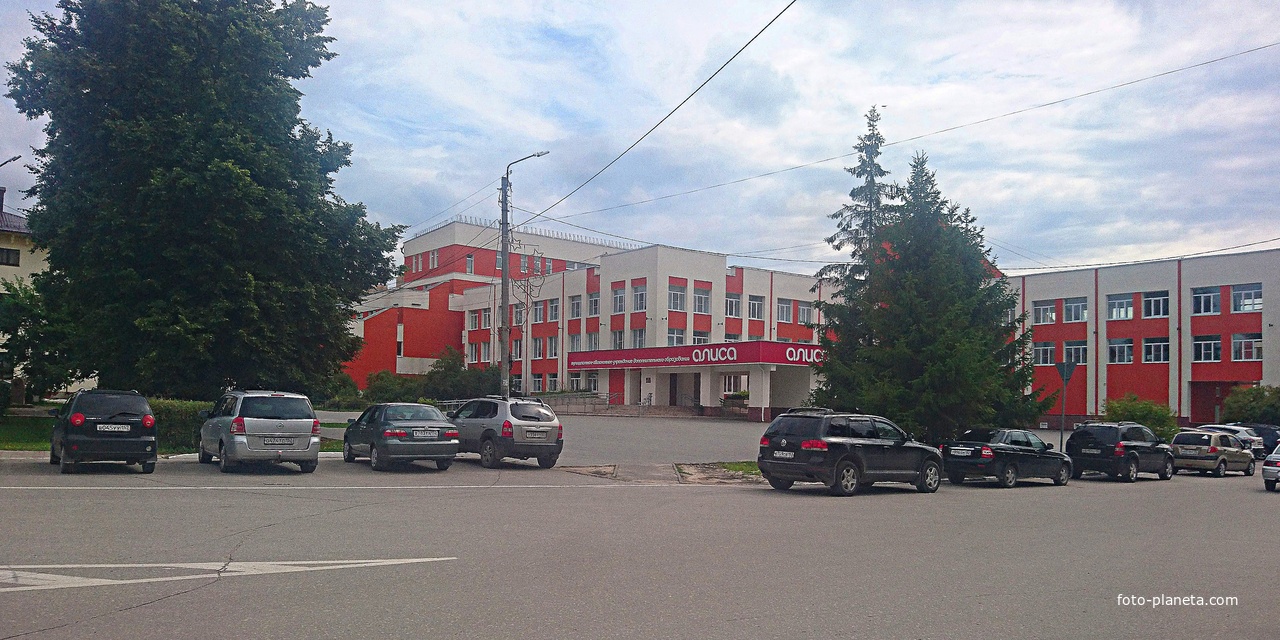 &quot;Алиса&quot; - центр внешкольной работы на ул. Луначарского, 106.