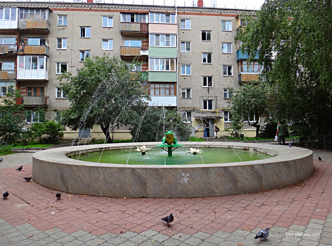 Фонтан &quot;Лягушка&quot; во дворе дома № 146 по ул. Ленина.