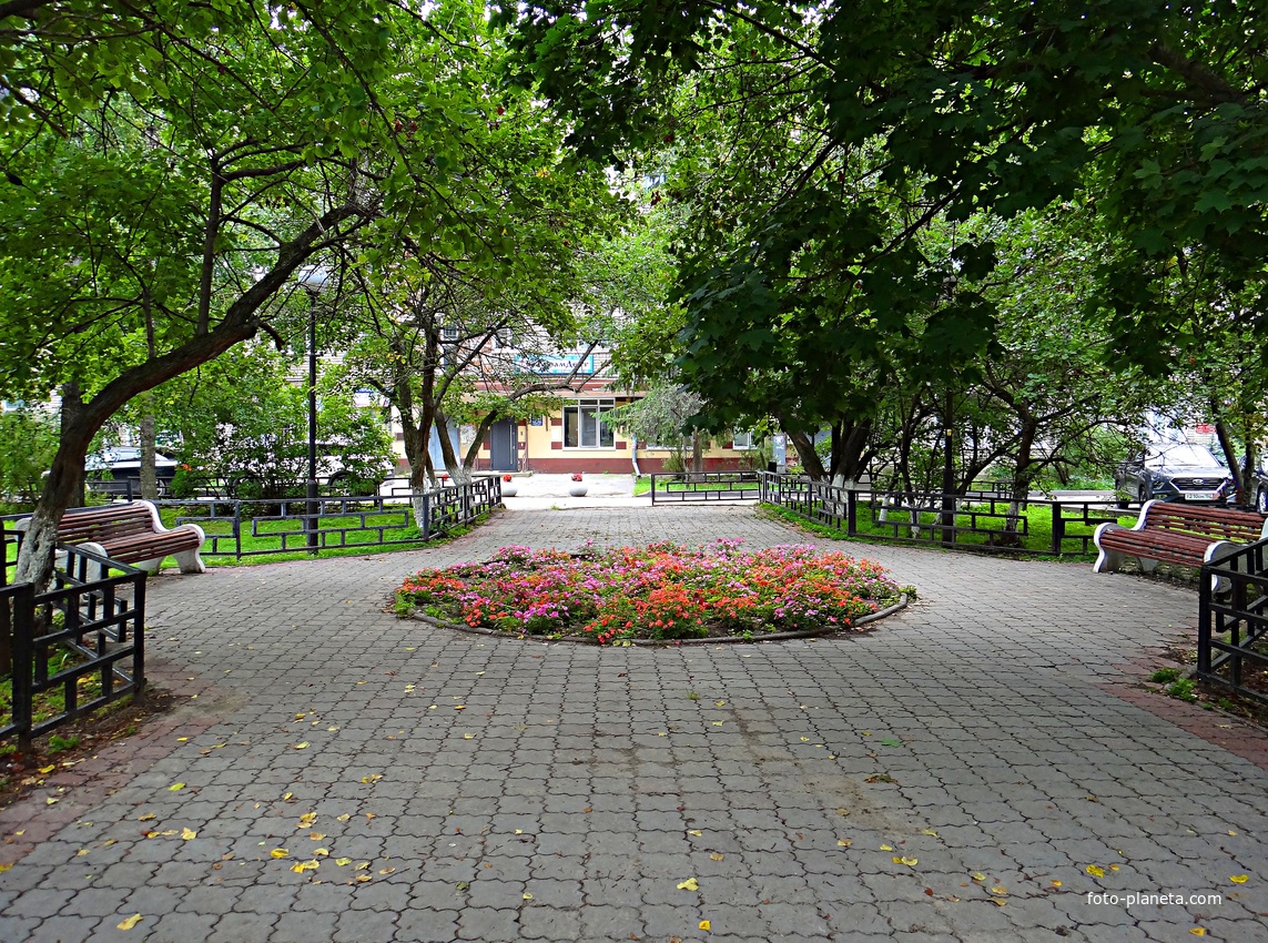 Клумба со скамейками во дворе д. №142 по ул. Ленина.