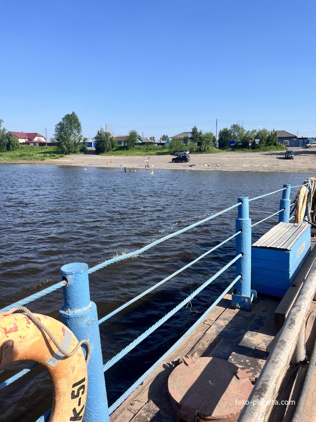 Вид с паромной переправы на Киренск