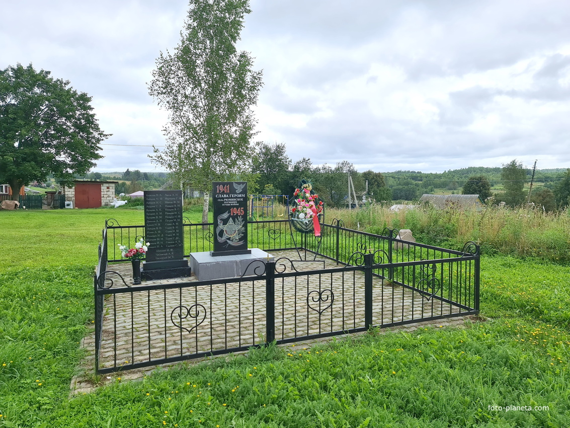 Мемориал ВОВ около  Тихвинской церкви