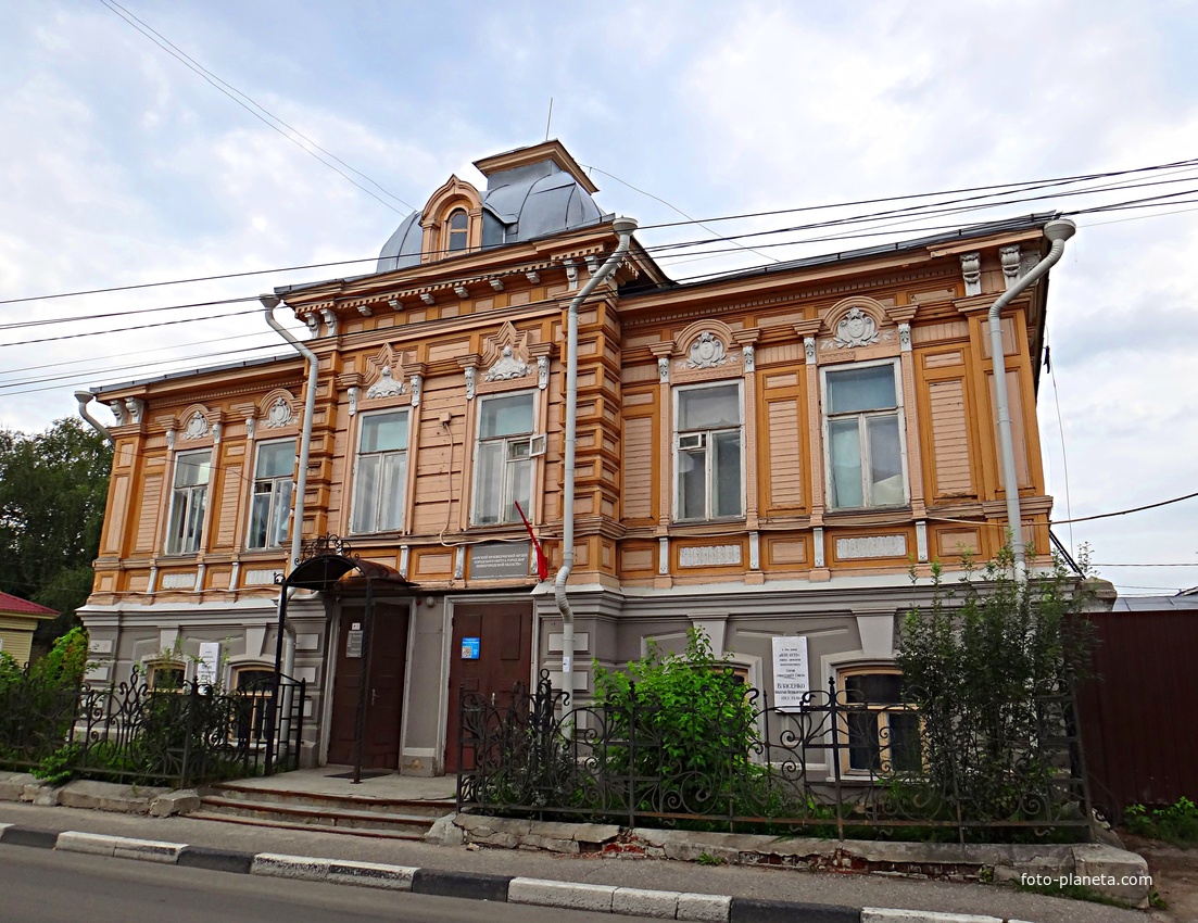 Краеведческий музей (бывший особняк купца А. Л. Старова) на ул. Интернациональной.