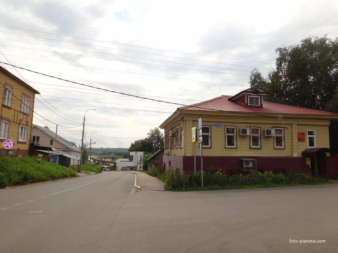 Перекрёсток улиц Ленина и Луначарского.