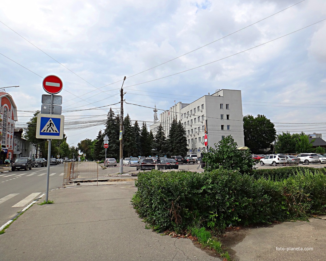 Администрация городского округа г. Бор на ул. Ленина, 97, слева - банк ПСБ.