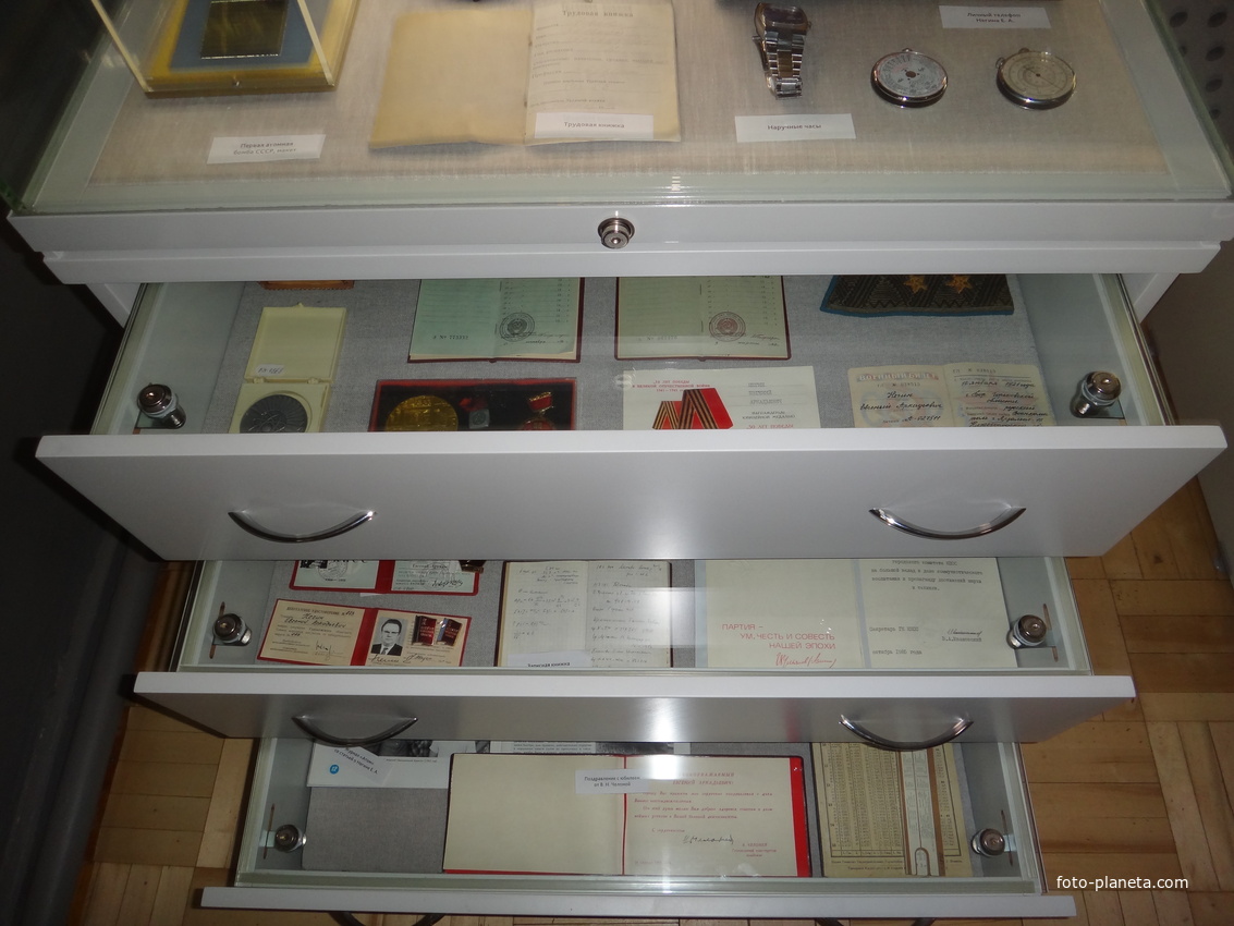 Краеведческий музей. Экспозиция, посвящённая Негину Е.А. Личные вещи, награды, документы, поздравления.