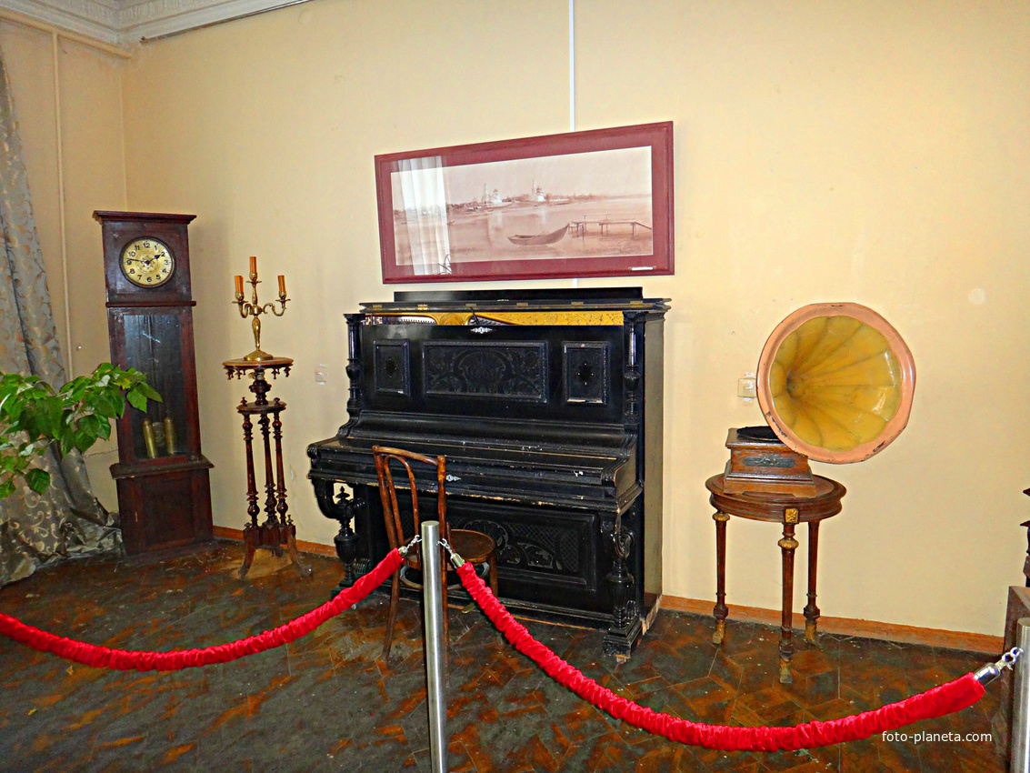 Краеведческий музей. Экспозиция &quot;Мещанство XIX — XX вв.&quot;. Фортепиано старейшей в Российской фортепианной фабрики &quot;Diederichs Freres&quot;.